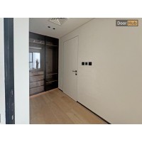 باب أبيض مطلي بإطار أسود ملكي، مناسب للمنازل العصرية في الإمارات العربية المتحدة